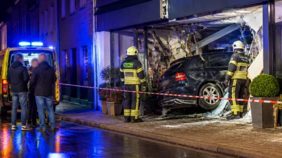 Accident nocturne à Braine-l'Alleud : une voiture encastre sa façade contre le fleuriste Style Flowers