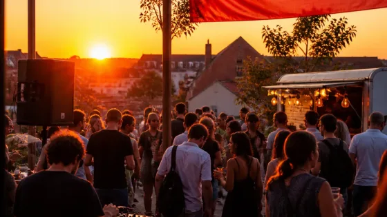 Waterloo : les « Soirées de Laurent » installent une Red Sunset sur la terrasse Les Arches