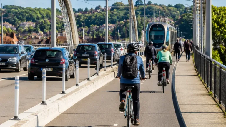 Le pont d’Ougrée: une piste cyclable protégée proposée pour relier les deux rives