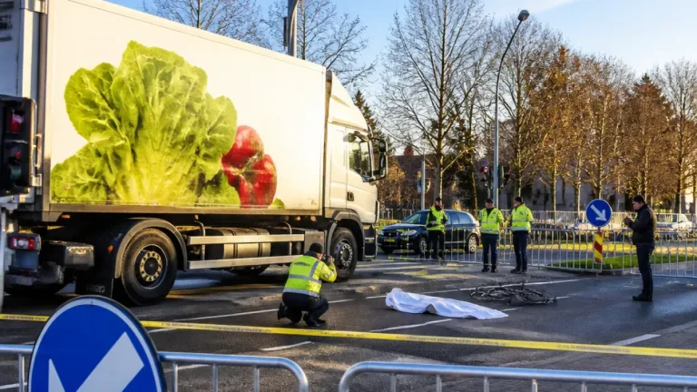 Nivelles : une cycliste tuée après une collision avec un camion au carrefour Général Jacques/Vanpée
