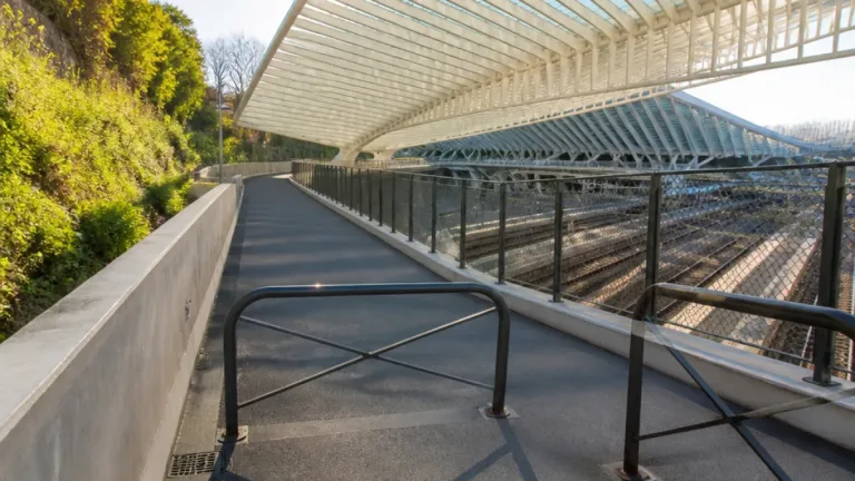 Une piste cyclable « pied à terre » bientôt ouverte à la gare des Guillemins à Liège