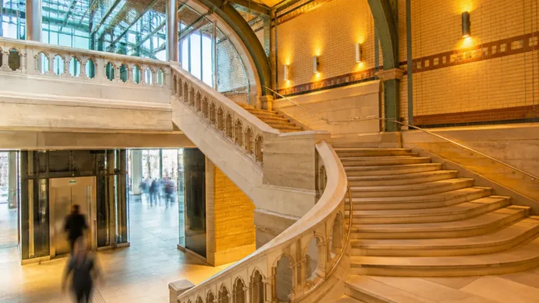 Vilvorde : réouverture des cages d'escalier historiques à la gare après deux ans de restauration