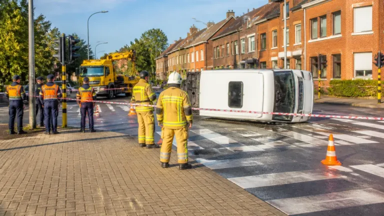 Waremme: minibus sur le flanc à l’avenue François Bovesse, circulation coupée et deux blessés